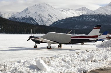 manzara ve Alpler swizterland dağlarda uçaklar kar kaplı