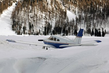Dikiz karla kaplı manzara içinde pervaneli uçak ve dağ alps İsviçre