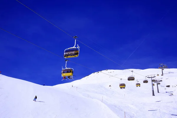 Skifahren Und Snowboarden Skipiste Und Skilift Den Schweizer Alpen — Stockfoto