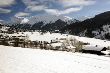 Güzel swiss alps İsviçre kışın köyde bir panorama görünümünü