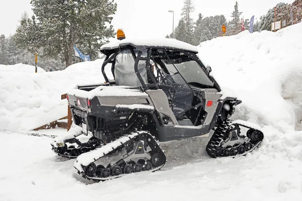 Alps İsviçre'de kar yağışı sırasında park yerinde küçük bir snowcat