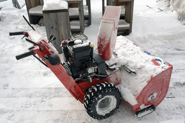 ホテルの庭園でアルプス スイスの手動除雪や雪掃除機 — ストック写真