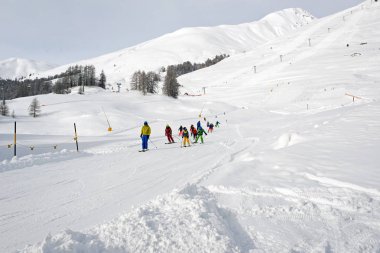 Kayak öğretmen ve çocuklar Kayak Bakırlı alps İsviçre'de Kayak öğrenme