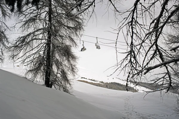 Uma Vista Teleférico Pessoas Esquiam Paisagem Coberta Neve Montanhas Ramo — Fotografia de Stock