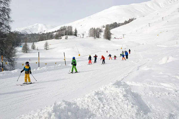 Kayak öğretmen ve çocuklar Kayak Bakırlı alps İsviçre'de Kayak öğrenme