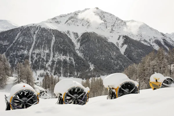 Máquinas Para Hacer Nieve Cima Colina Paisaje Cubierto Nieve Montañas — Foto de Stock