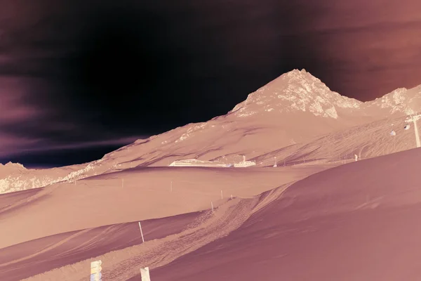 ウルトラ バイオレット色アルプス スイス山中の色負 — ストック写真