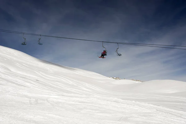 Uma Vista Uma Pista Esqui Teleférico Pessoas Esquiam Nos Alpes — Fotografia de Stock