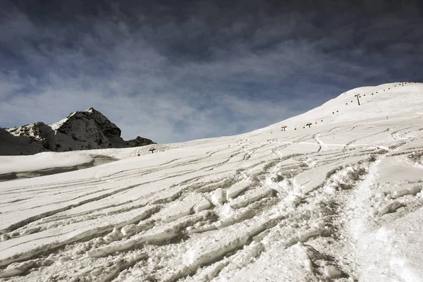 雪に覆われた傾斜路およびアルプス スイスの山のビュー — ストック写真