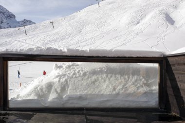İnsanlar kışın kayak alps İsviçre penceresinden görünümü