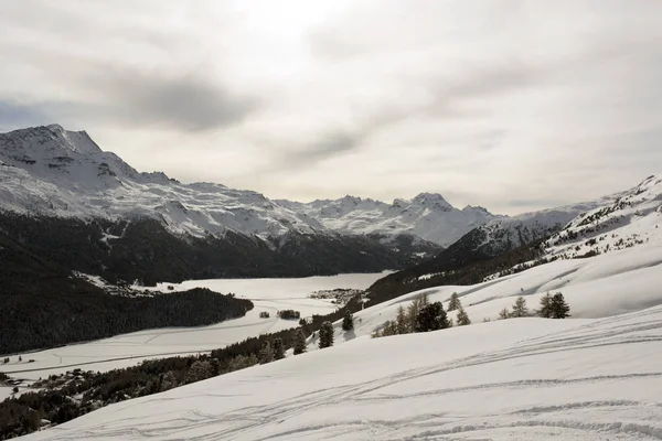 Panoramablick Auf Verschneite Landschaft Und Berge Den Schweizer Alpen — Stockfoto