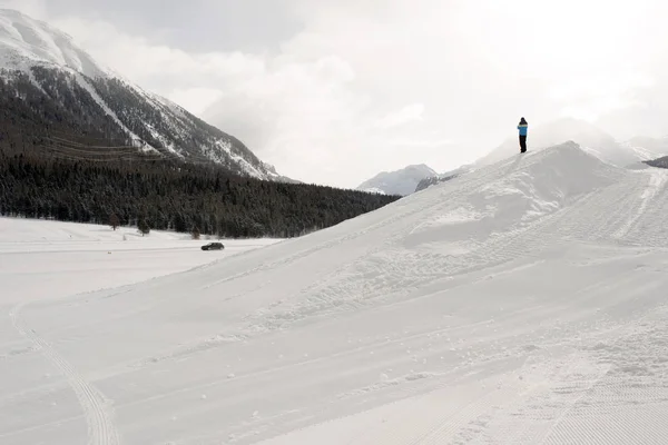 Una Vista Panoramica Del Paesaggio Innevato Montagne Auto Sulla Neve — Foto Stock