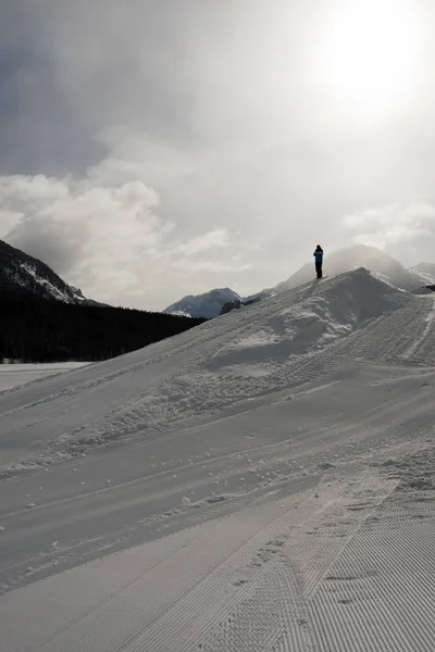 Ein Mann Auf Dem Schneebedeckten Hügel Beobachtet Die Verschneite Landschaft — Stockfoto