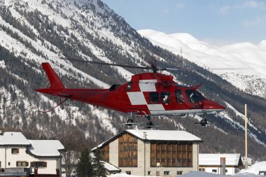 Kışın karlı alps İsviçre bir kurtarma helikopteri