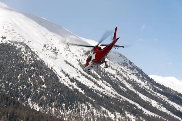 Kışın karlı alps İsviçre bir kurtarma helikopteri