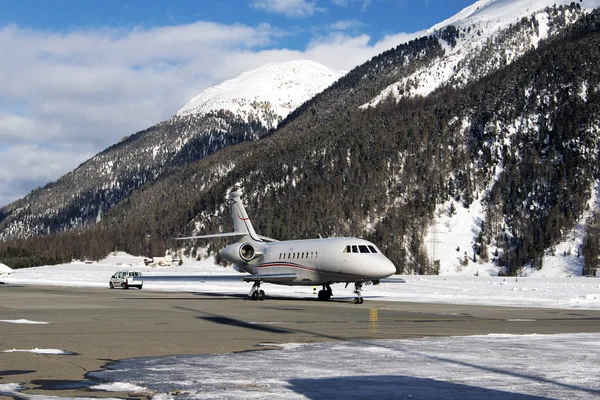 Özel bir jet kışın alps İsviçre St moritz Havaalanı kalkışa hazır