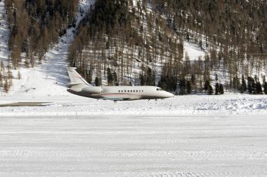 St Moritz İsviçre karlı Alpleri'nde kalktıktan bir özel jet yan görünüm