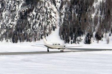 Özel bir jet kışın St Moritz İsviçre Havaalanı kalkışa hazır