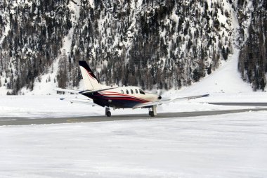 Özel bir jet kışın St Moritz İsviçre Havaalanı kalkışa hazır