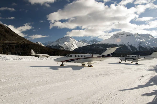 Privatjets Und Ein Düsenflugzeug Starten Winter Auf Dem Flughafen Moritz — Stockfoto