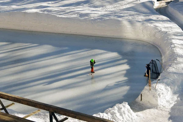 Miúdo Jogar Hóquei Gelo Nos Alpes Suíços Inverno — Fotografia de Stock