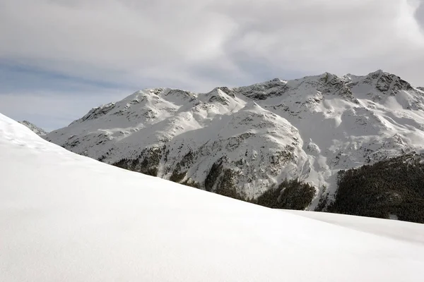 Eine Herrliche Aussicht Auf Die Verschneite Landschaft Und Eine Skipiste — Stockfoto