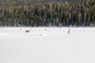 Yürüyüş ve alps İsviçre donmuş göl kışın rahatlatıcı insanlar