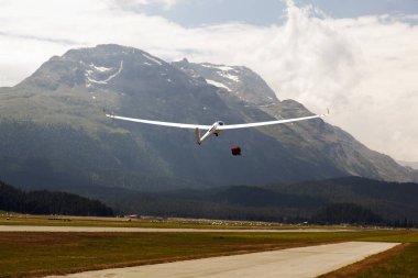 Bir görünümü uçan planör alps İsviçre St Moritz Havaalanı