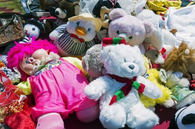Oyuncak ayılar, barbie bebekler, bit pazarında çocuklar için oyuncaklar