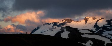 Pa gölde Garibaldi yukarıda kar dağlarda bulutlu moody günbatımı