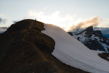 Pa gölde Garibaldi yukarıda kar dağlarda bulutlu moody günbatımı