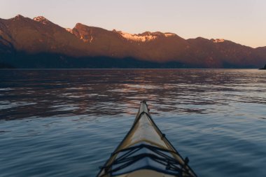 Yalnız arka planda dağlar ile sakin su kayağı wh