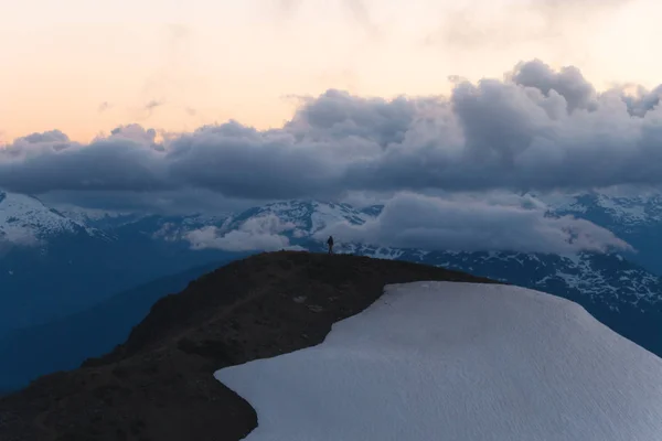 Bewolkt humeurig zonsondergang in sneeuw bergen boven Garibaldi Lake op Pa — Stockfoto