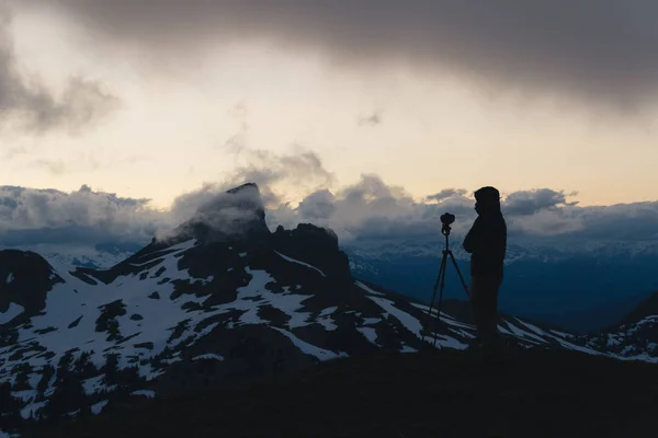 Grumlig lynnig solnedgång i snö berg ovanför Garibaldi sjön på Pa — Stockfoto