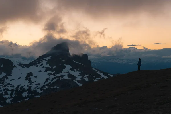 Grumlig lynnig solnedgång i snö berg ovanför Garibaldi sjön på Pa — Stockfoto