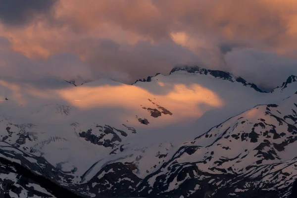 Coucher de soleil maussade nuageux dans les montagnes de neige au-dessus du lac Garibaldi sur Pa — Photo