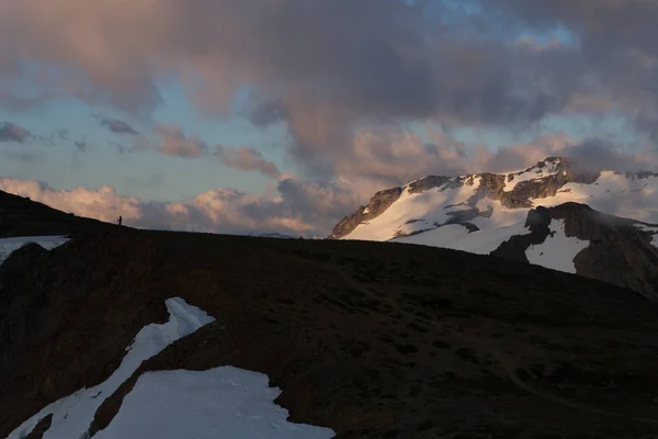 多云喜怒无常日落在雪山上 Pa 加里波第湖之上 — 图库照片