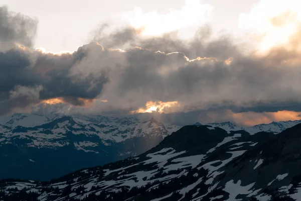 Bewolkt humeurig zonsondergang in sneeuw bergen boven Garibaldi Lake op Pa — Stockfoto