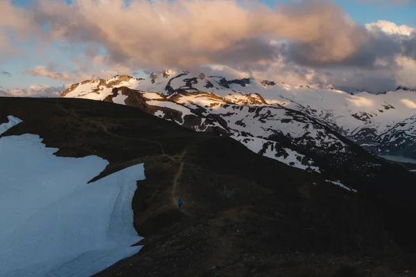 Grumlig lynnig solnedgång i snö berg ovanför Garibaldi sjön på Pa — Stockfoto