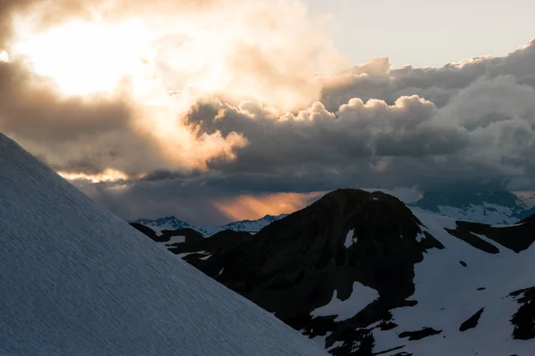 Grumlig lynnig solnedgång i snö berg ovanför Garibaldi sjön på Pa — Stockfoto