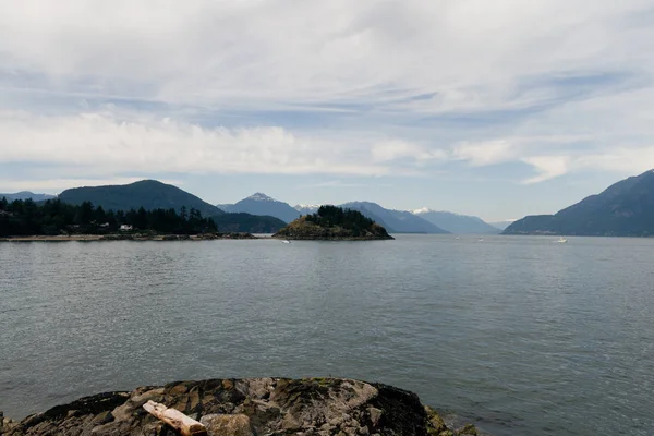 Lone kayaker on water with mountains in the background — Stock Photo, Image