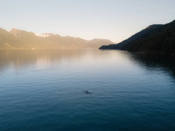 Colpo aereo di kayak sul lago e tramonto — Foto Stock