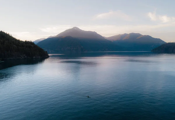 Воздушный каяк на озере и закате — стоковое фото