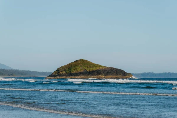 Ilha na praia com céu azul claro — Fotografia de Stock