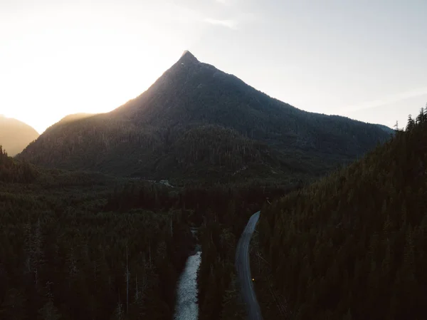 계곡 위에 석양의 공중 샷 — 스톡 사진
