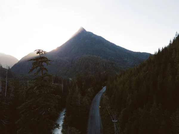 계곡 위에 석양의 공중 샷 — 스톡 사진
