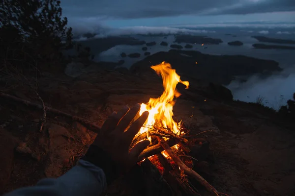 Campfire vista sopra costa con isole la sera — Foto Stock
