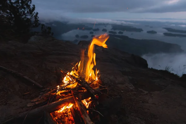 Campfire vista sopra costa con isole la sera — Foto Stock