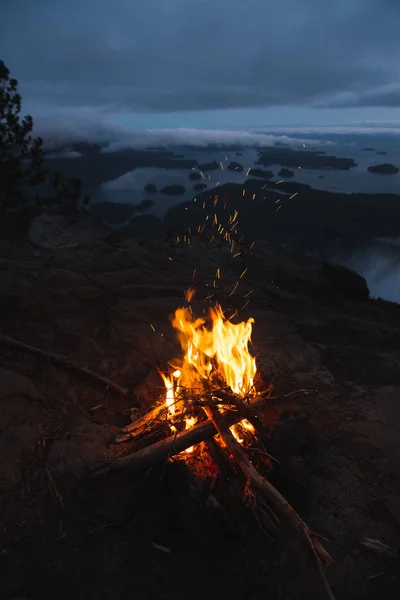 Campfire vista sopra costa con isole la sera — Foto Stock