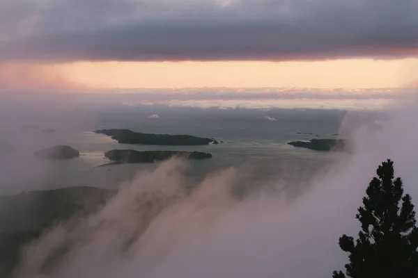 Costa con isole e foreste in tempo nuvoloso dalla vista dall'alto w — Foto Stock